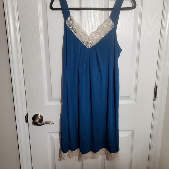 LACE Trimmed Stretchy Nightgown - Picture 2 of 7